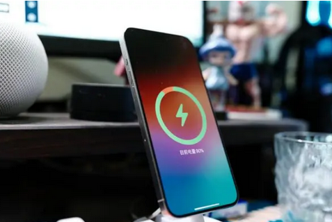黄南苹果15换屏服务分享用什么充电器给iPhone15充电更好 